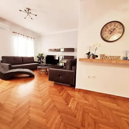 Lovely 2-bedroom 4th Floor House Large Patio Apartment