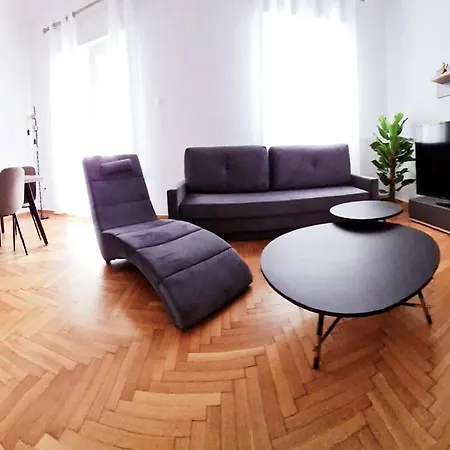 Lovely 2-bedroom 4th Floor House Large Patio Apartment *