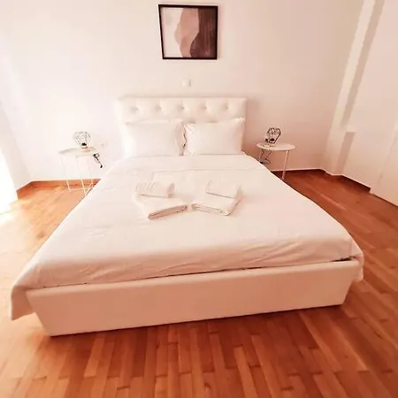 Lovely 2-bedroom 4th Floor House Large Patio Apartment *