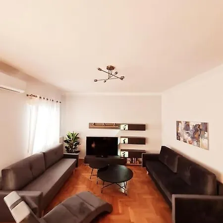 Lovely 2-bedroom 4th Floor House Large Patio Apartment *