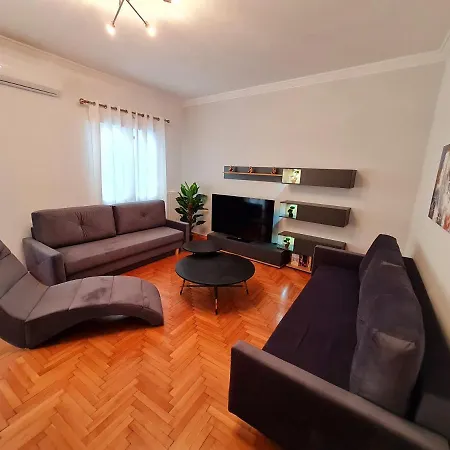 Lovely 2-bedroom 4th Floor House Large Patio