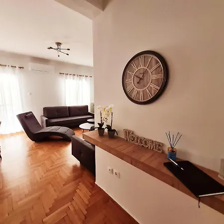 Lovely 2-bedroom 4th Floor House Large Patio